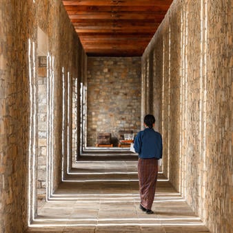 amankora-bhutan-_bumthang-lodge-hallway.jpg